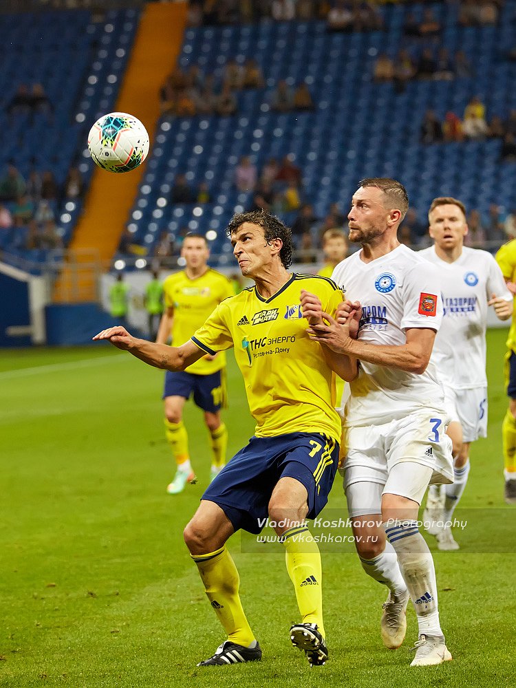 Roman Eremenko of FC Rostov controls the ball