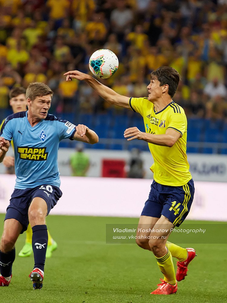 Eldor Shomurodov of FC Rostov controls the ball