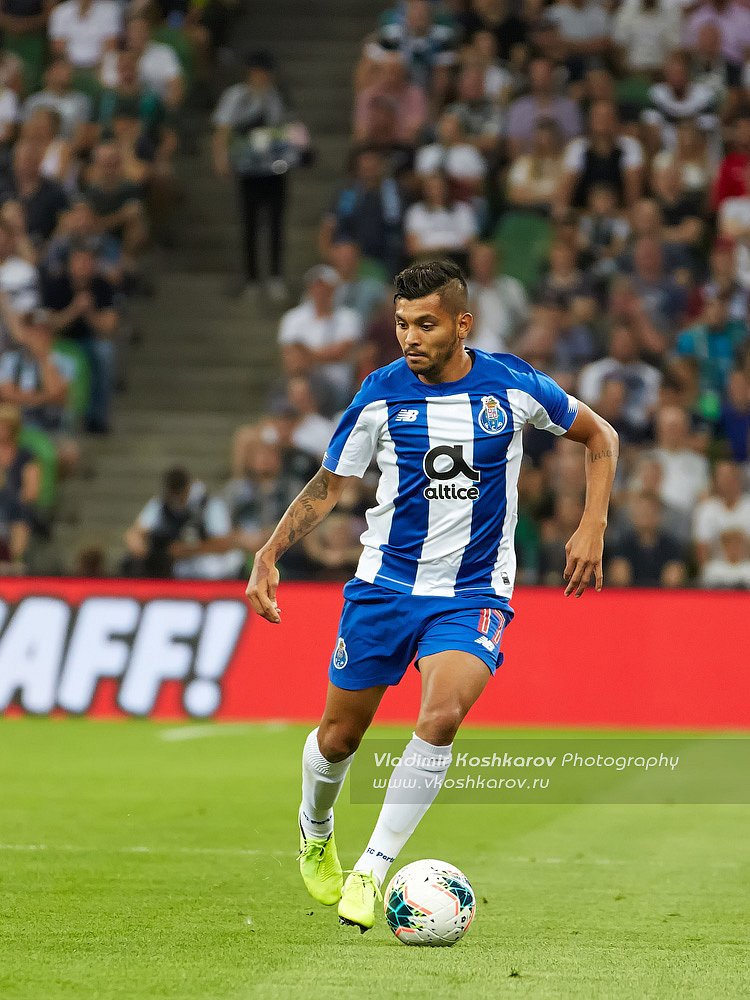 Jesus Corona of FC Porto in action