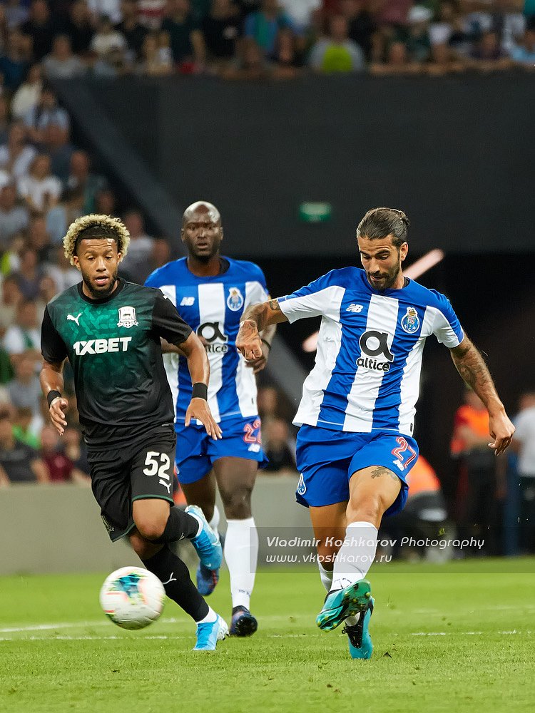 Sergio Oliveira of FC Porto controls the ball